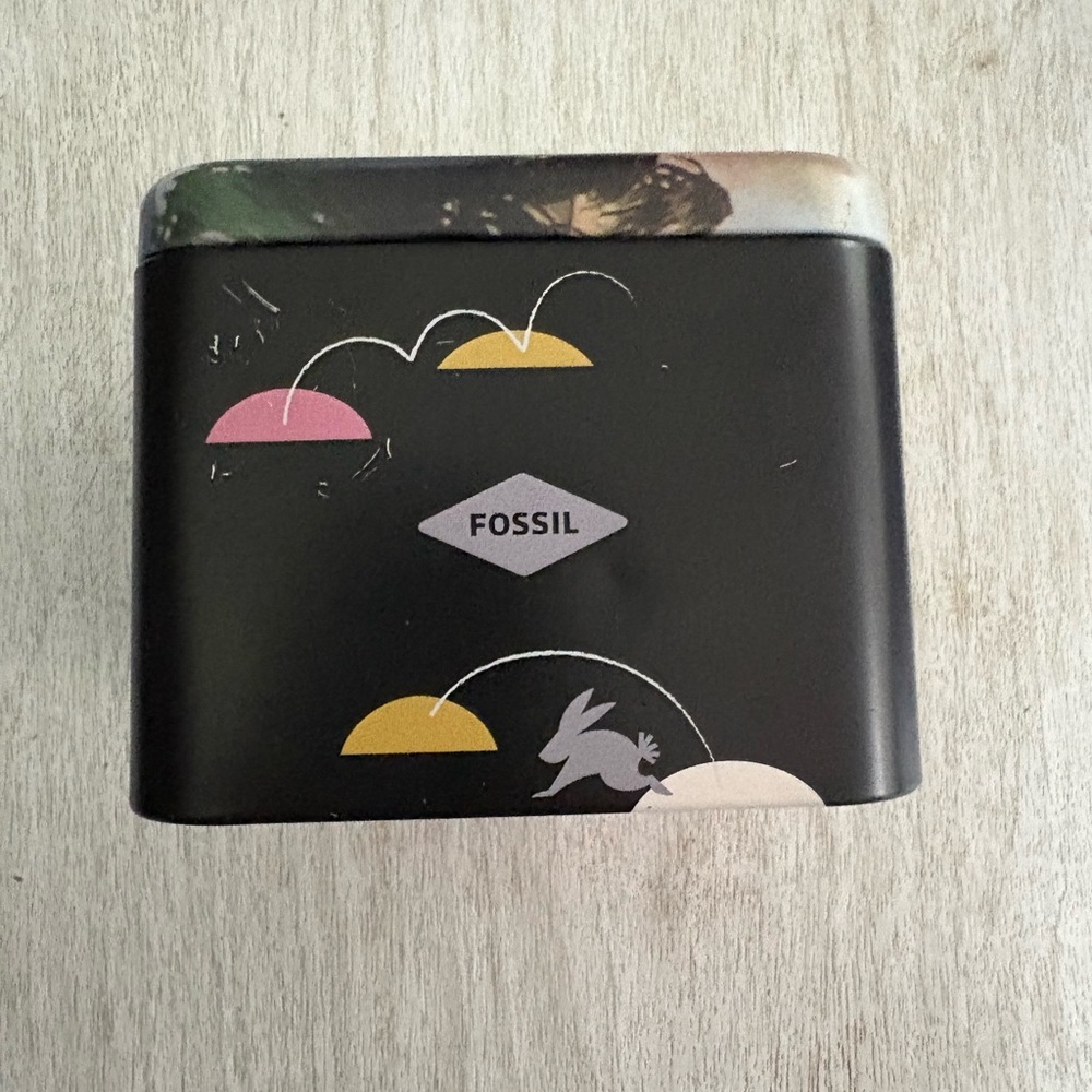 Fossil Pink Tin with Rabbit Design - Picture 3 of 13